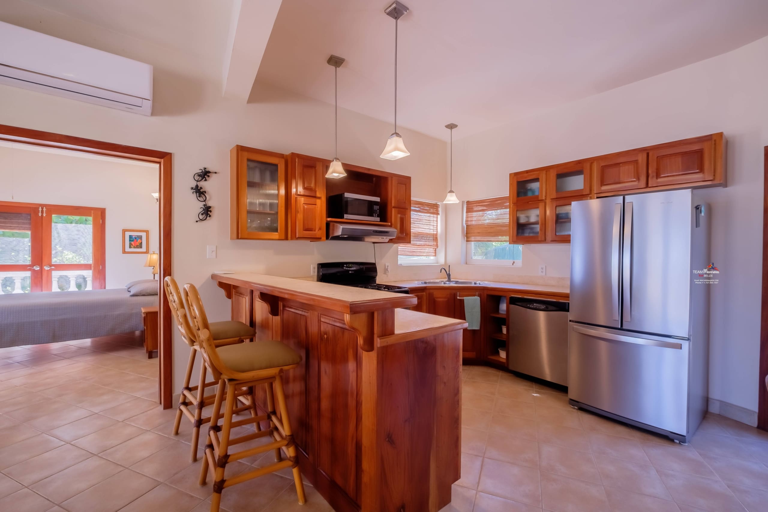 Optimized by JPEGmini 3.18.9.220874607-AV 0xe4b8e015 Beachfront Concrete Home in San Pedro, Belize