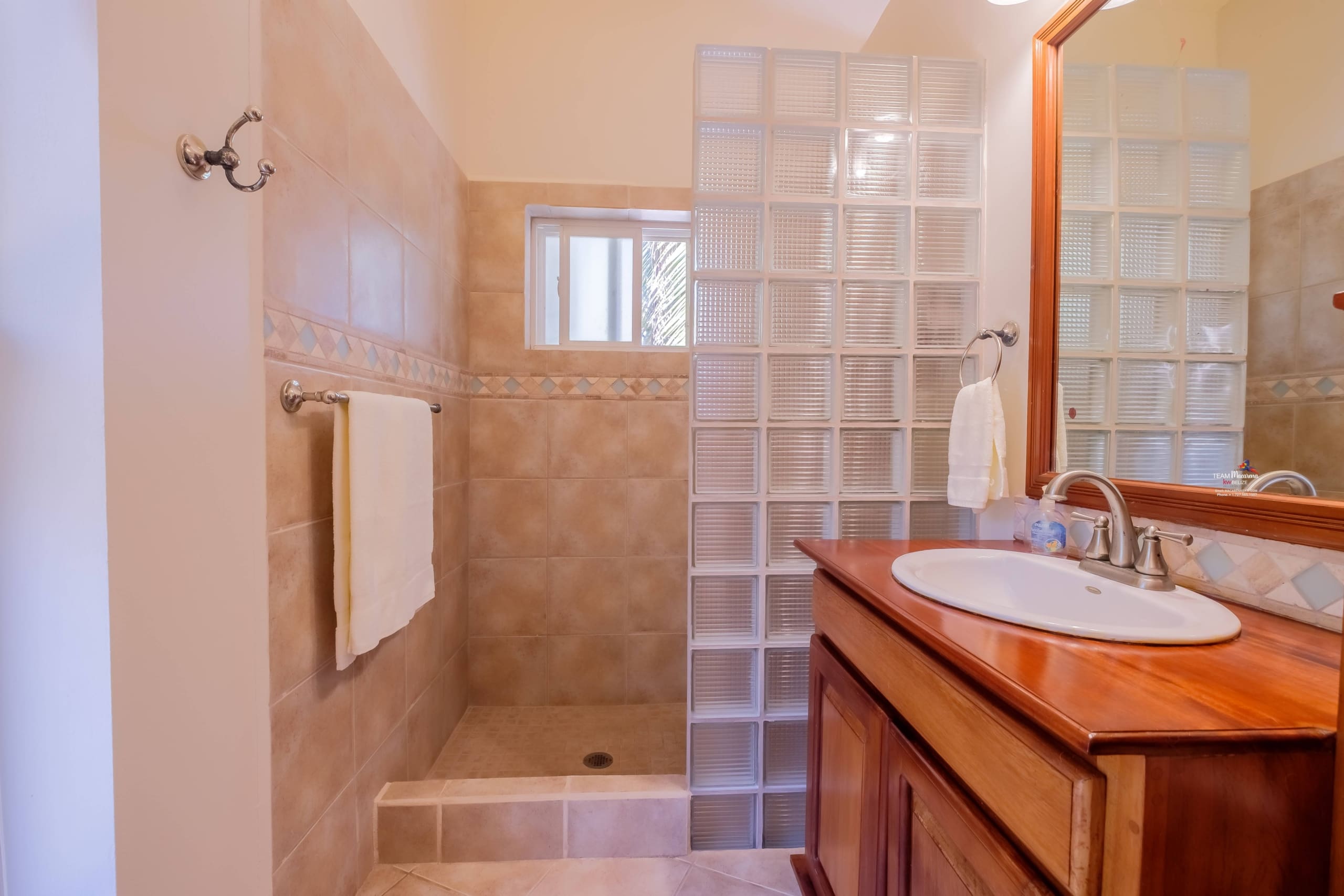 Optimized by JPEGmini 3.18.9.220874607-AV 0x64828036 Beachfront Concrete Home in San Pedro, Belize