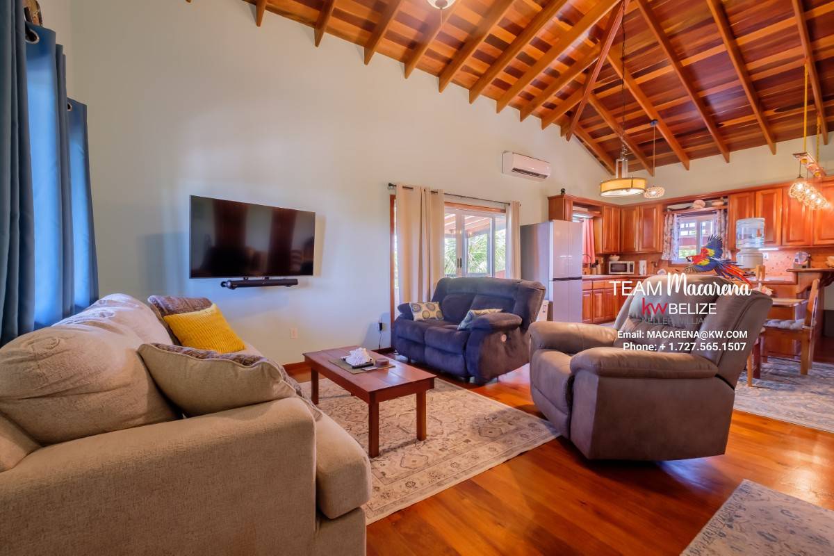Optimized by JPEGmini 3.18.9.220874607-AV 0x826bd38a Gran Casa Naranja – Fully Furnished Custom-Built Home